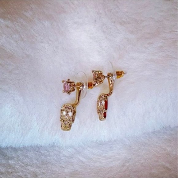 NWT Betsey Johnson Gold Skull Earrings - Picture 3 of 5